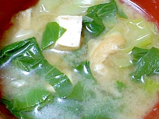 チンゲン菜と油揚げと豆腐の味噌汁