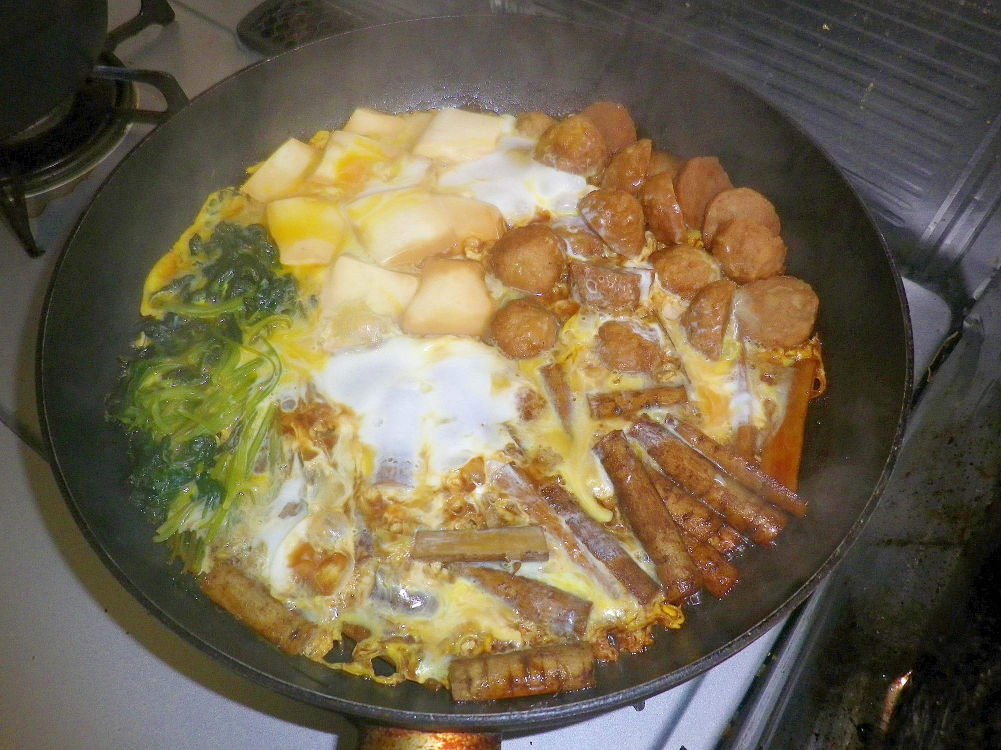 三つ葉と豆腐と鶏団子とごぼうのすき煮卵とじ