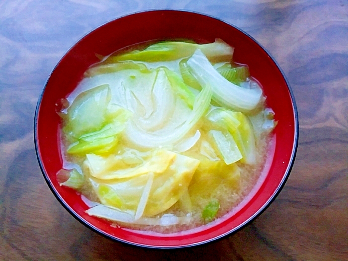 新玉ねぎと春キャベツの味噌汁