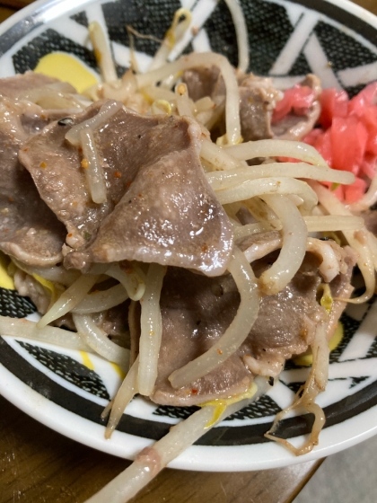 豚タンとピーマンともやしの焼肉のタレ炒め。