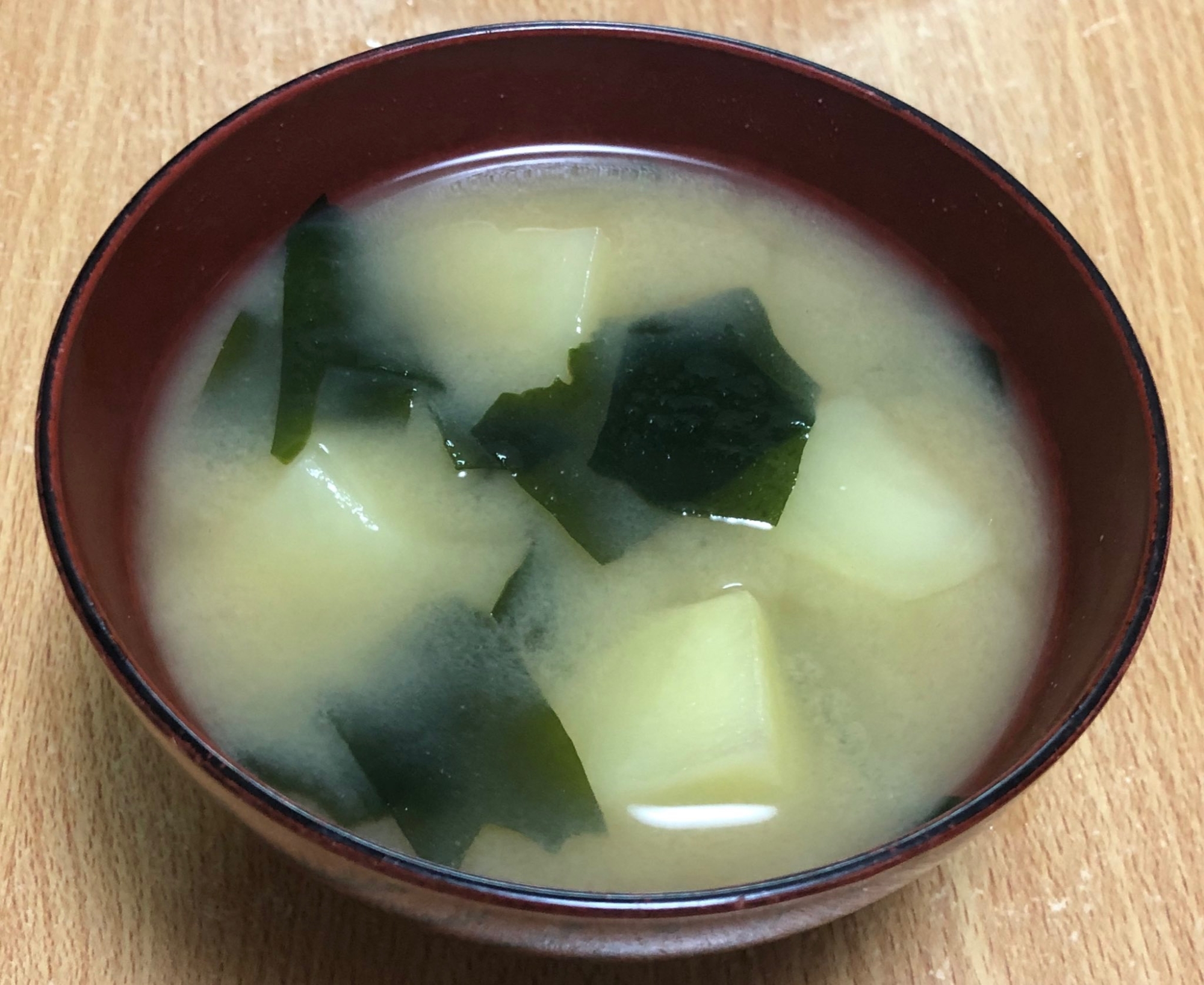 新じゃがいもとわかめのお味噌汁