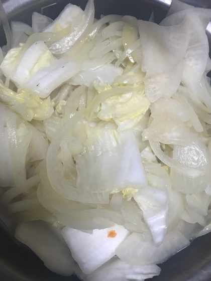 白菜とサーモンの玉ねぎ麹煮