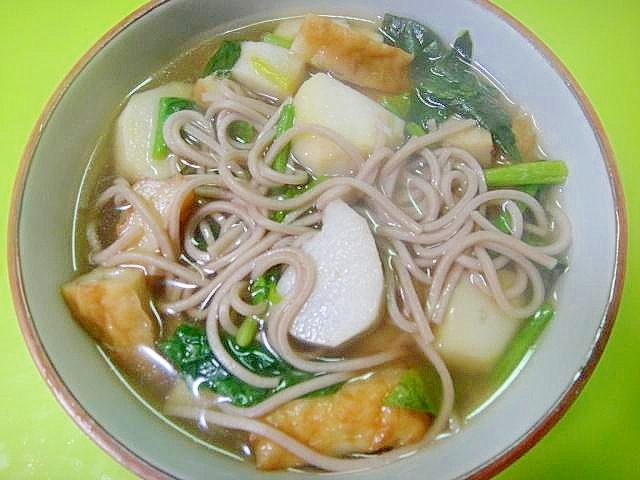 里芋とさつま揚げほうれん草のあったか蕎麦