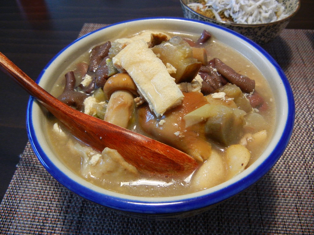 豆腐と油揚げと茄子のキノコ汁