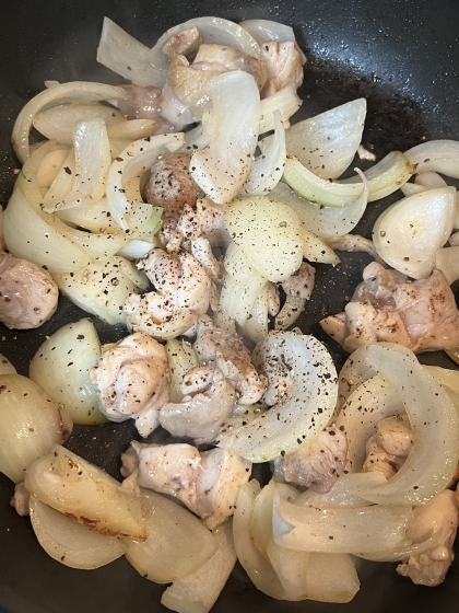 鶏と玉ねぎのスパイシー胡椒炒め