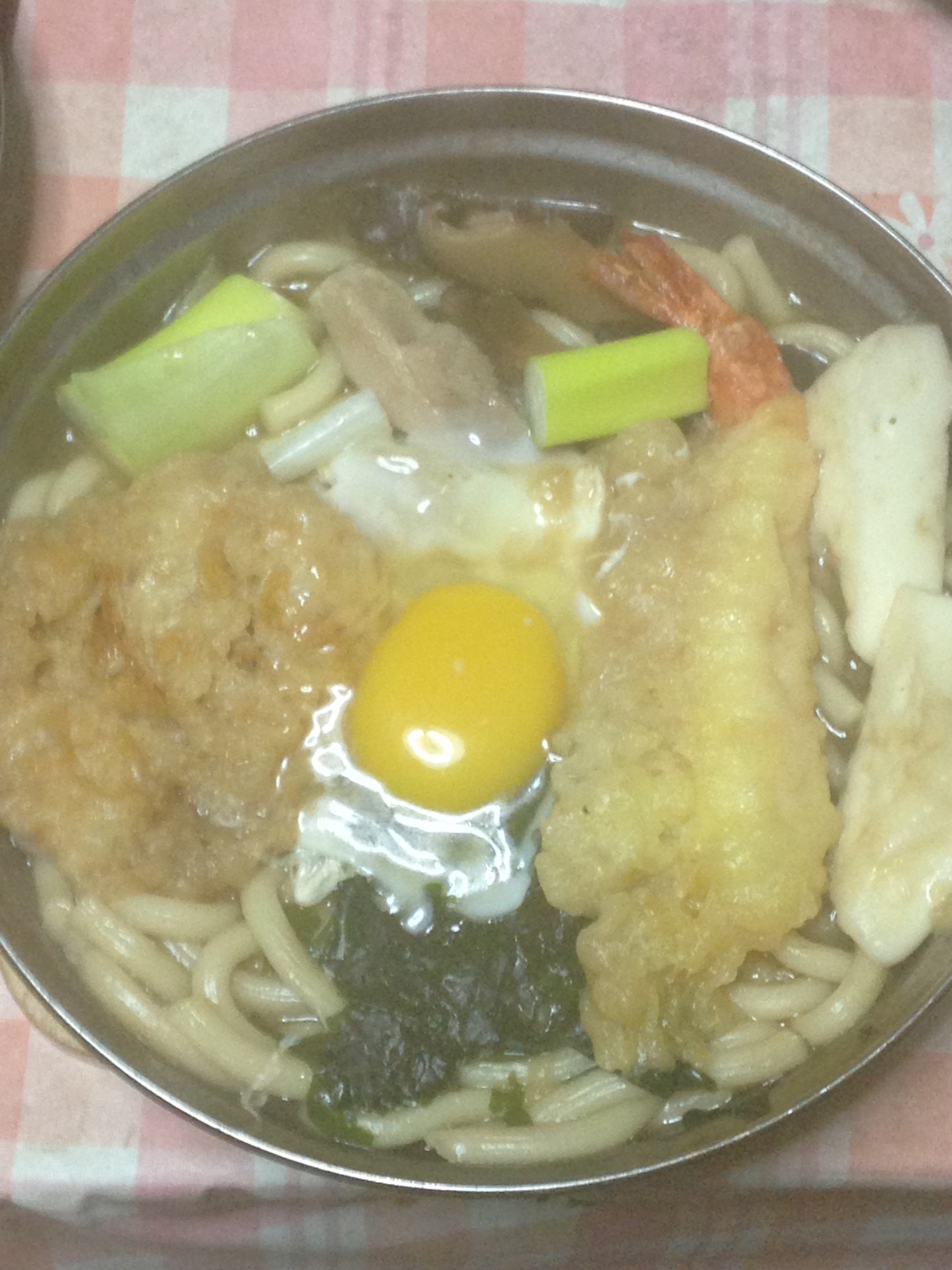 えび天、干し椎茸、はんぺん、わかめ、卵のうどん