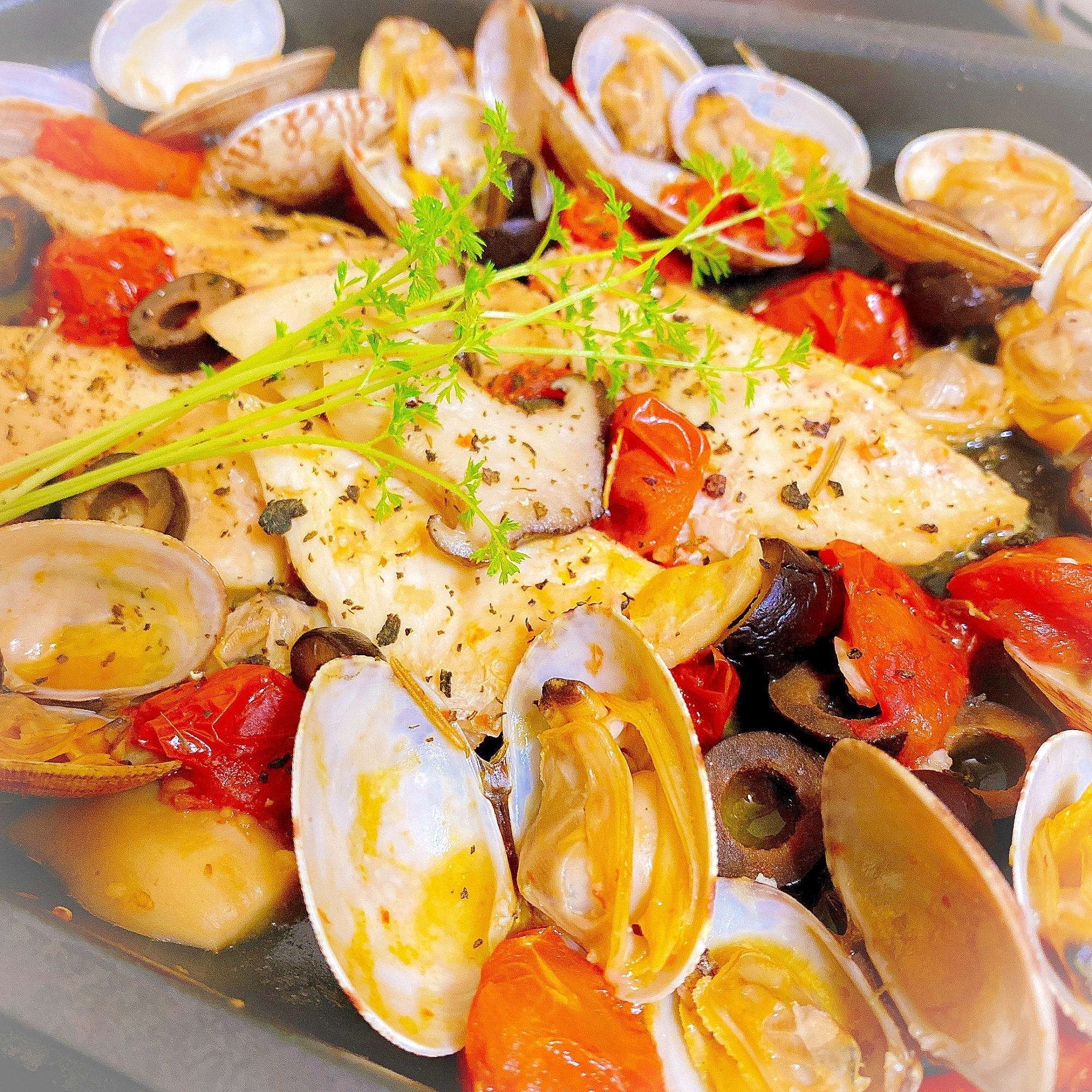 ホットプレートに入ったカワハギのブイヤベースアクアパッツァ