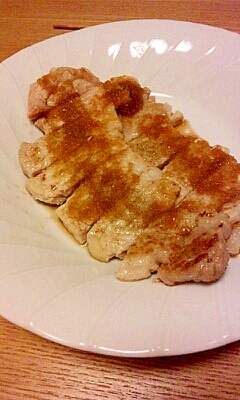 宮のたれ風で調味されたポークソテー