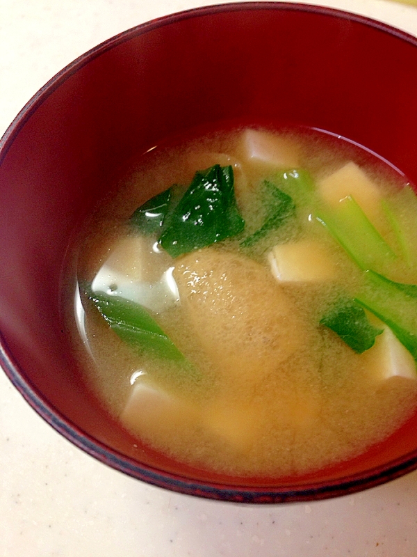 豆腐と小松菜と油揚げのお味噌汁