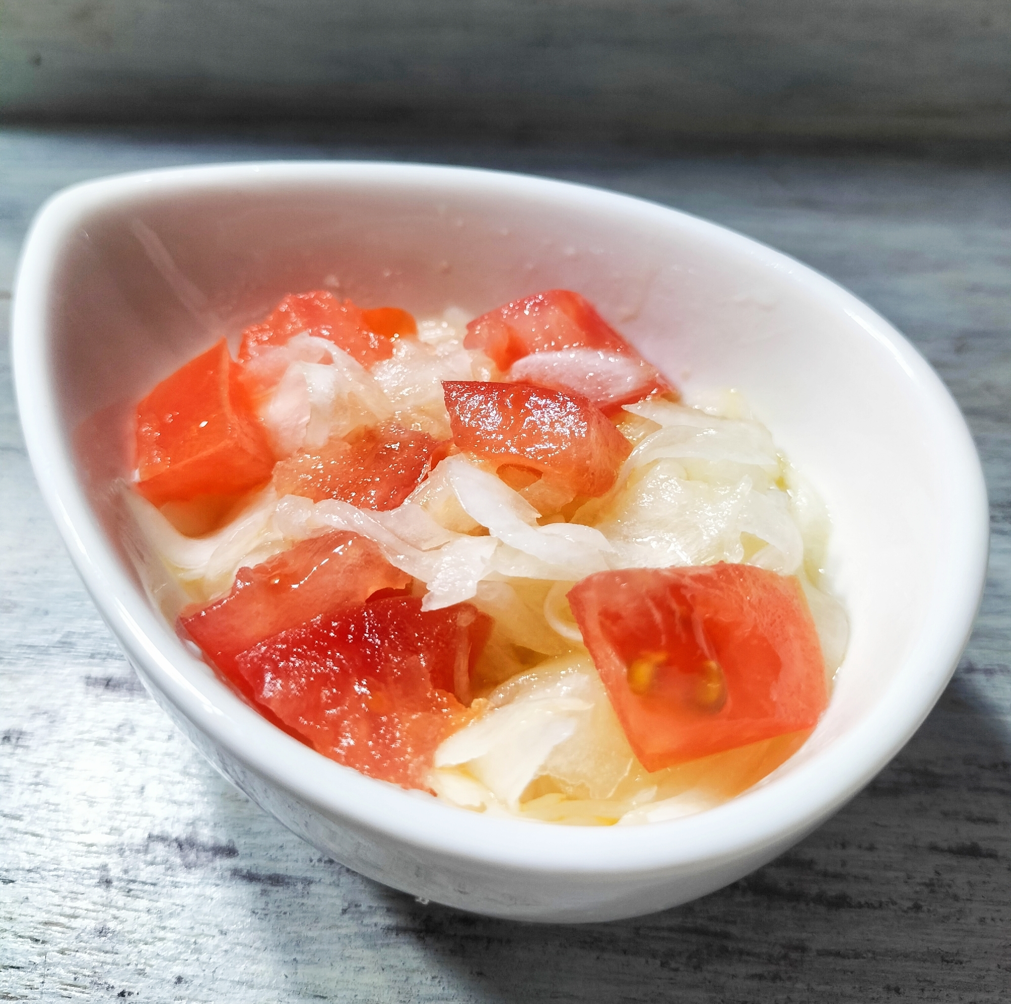 新玉ねぎとトマトの手作りちょい甘ドレッシングサラダ