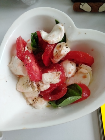 トマトとモッツァレラチーズとバジルのカプレーゼ
