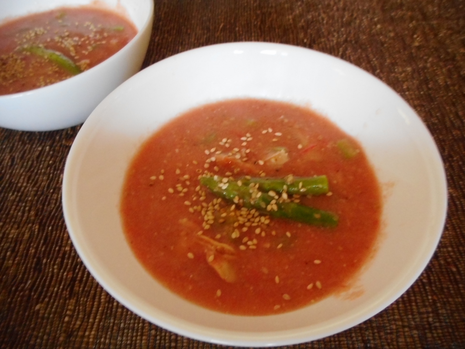 ゴマとアスパラの冷たいトマトスープ