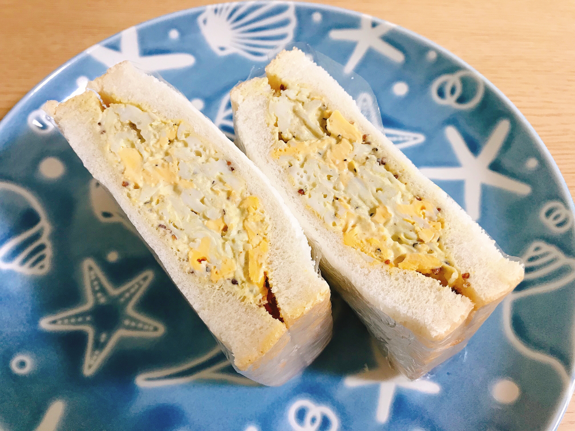 ふんわりカレー風味の耳付きタマゴサンド