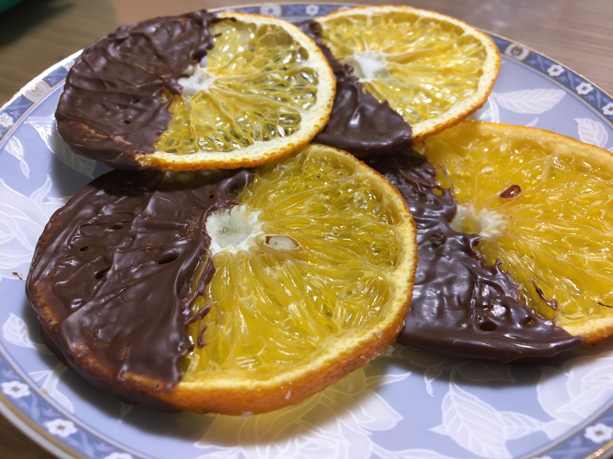 水色の皿に盛り付けた八朔のオランジェット