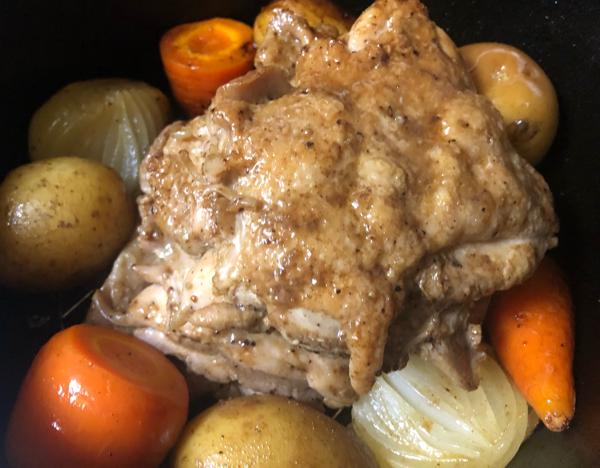 ダッチオーブンに入ったローストチキン