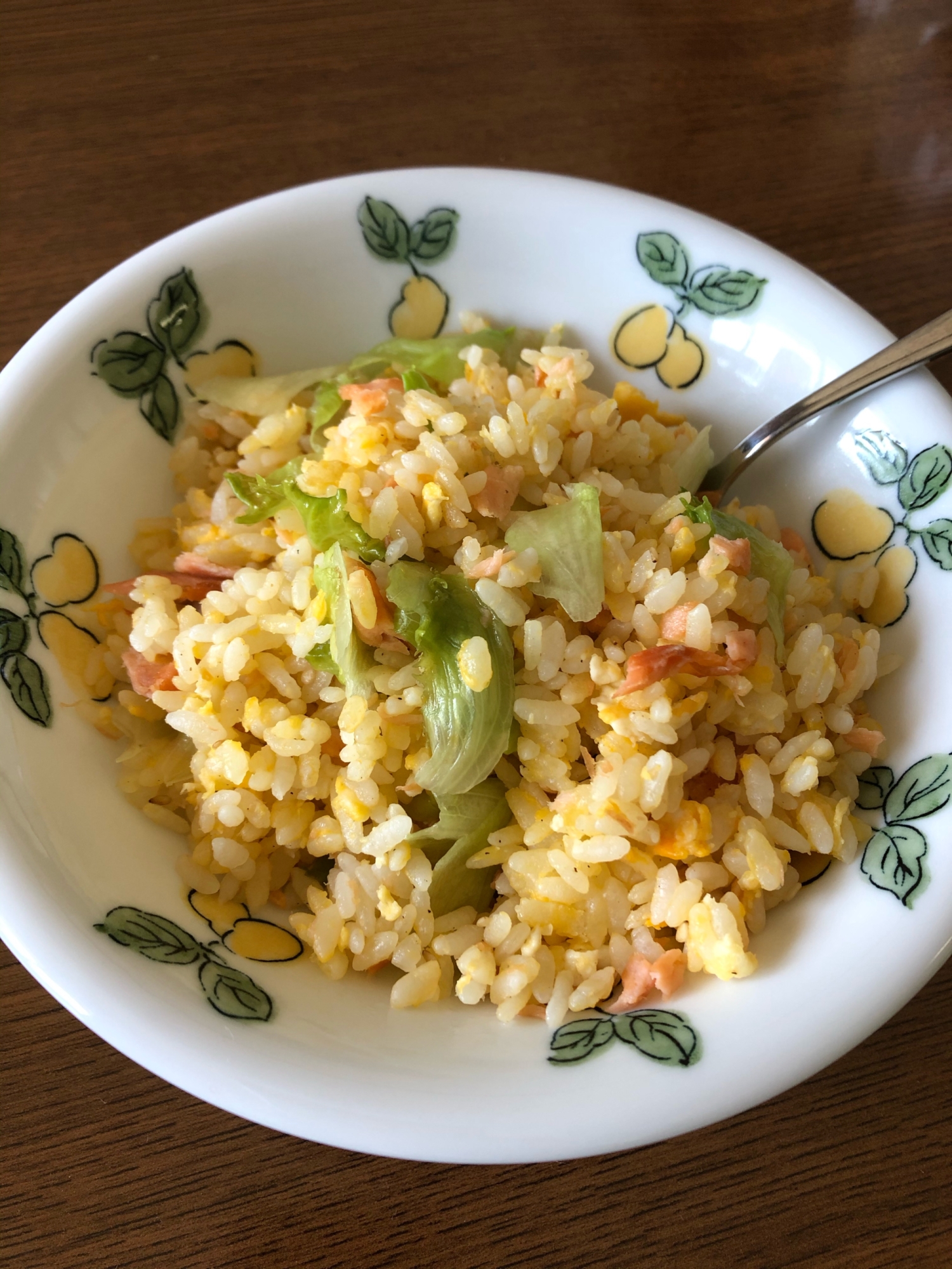 シャキシャキレタスと鮭の炒飯