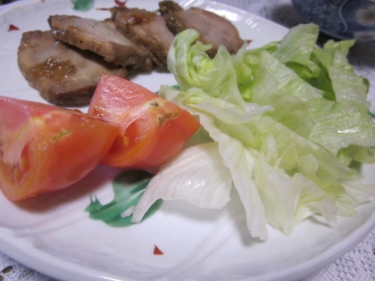 レタスで巻いて食べる焼き豚