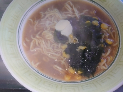 バターなインスタント味噌ラーメン♪（コーン他）