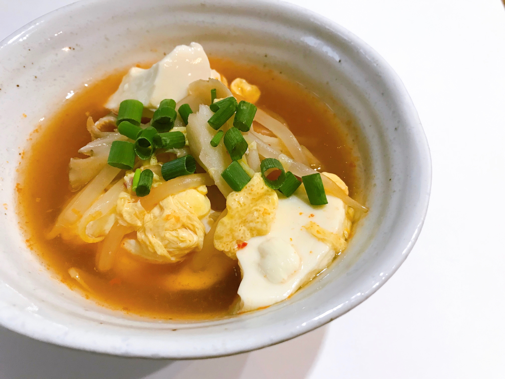 キムチの素で簡単!豆腐ともやしのピリ辛卵スープ