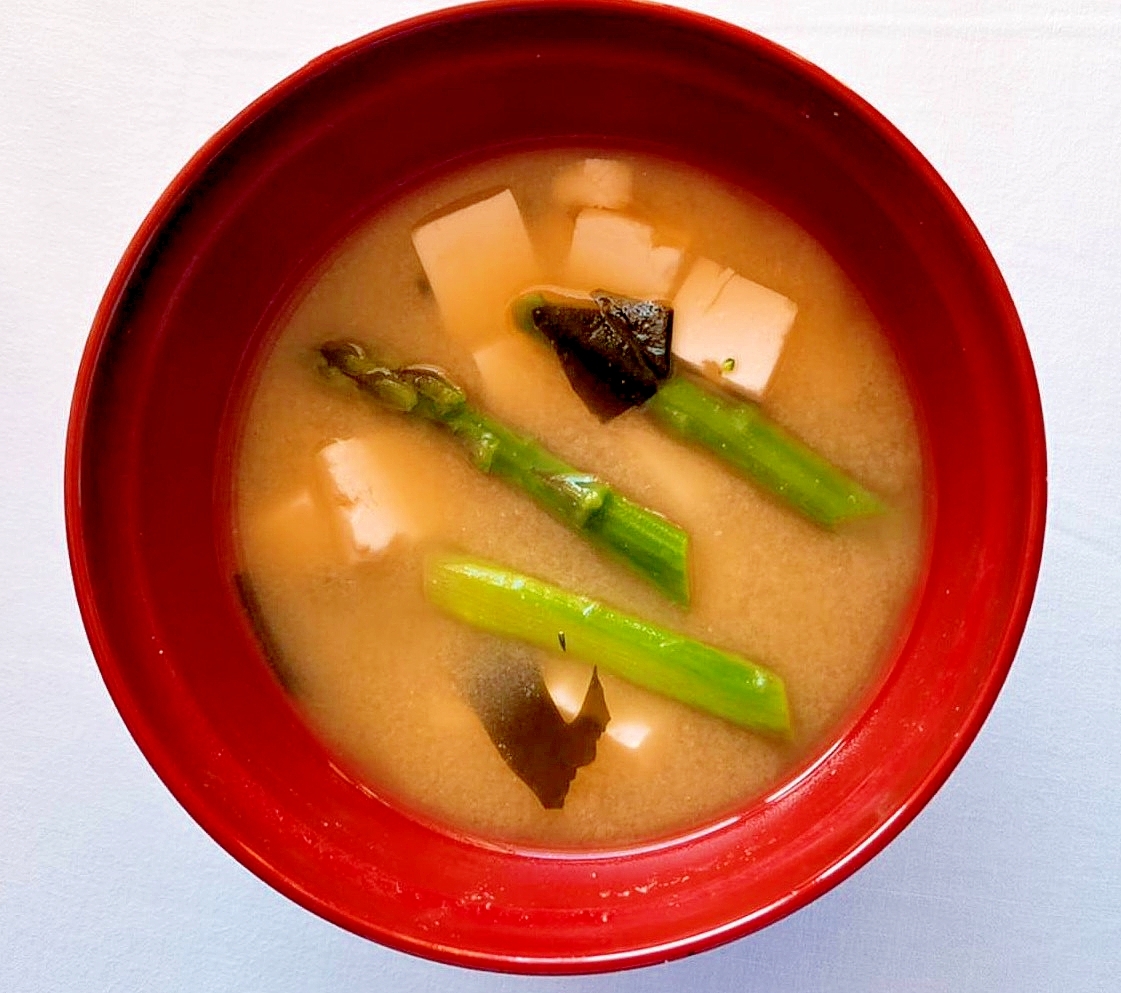 豆腐とワカメとアスパラの味噌汁