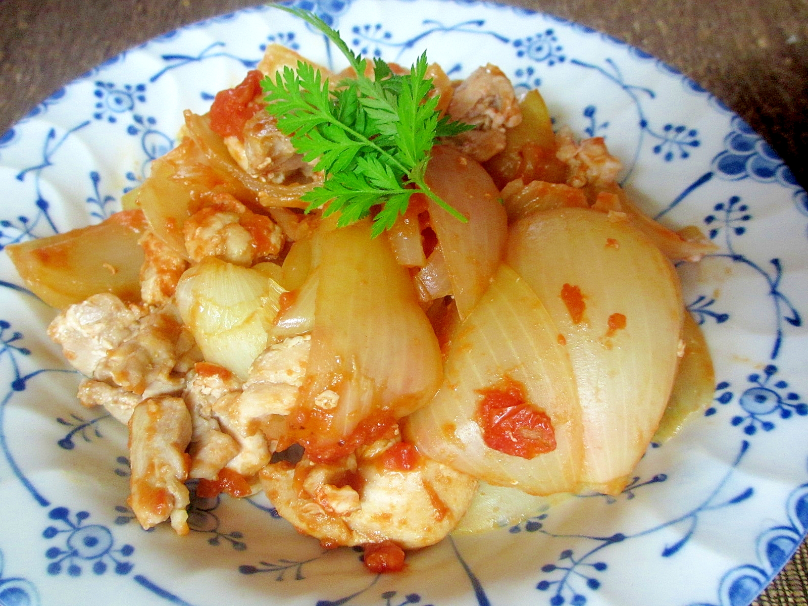 鶏肉と新玉ねぎのトマト蒸し煮