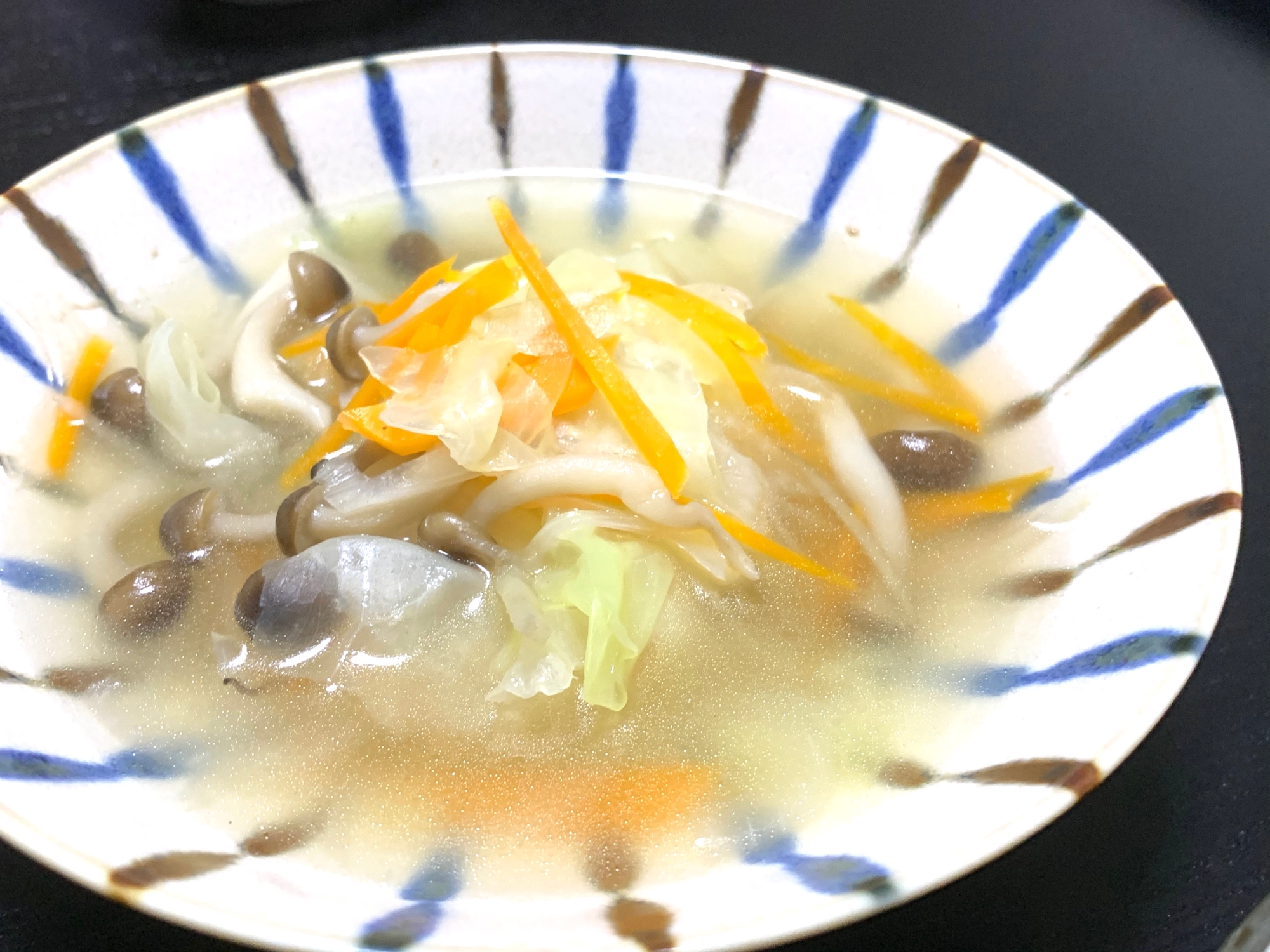 キャベツとしめじの鶏ガラスープ