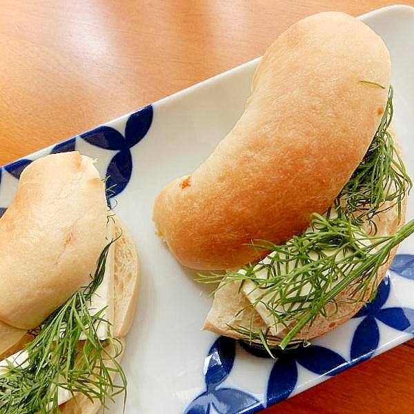 オレンジ入りのベーグルで❤クリチとディルのサンド♪