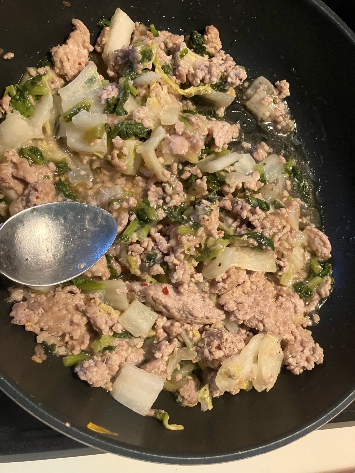 ニンニクたっぷり　長ネギと春菊とひき肉炒め