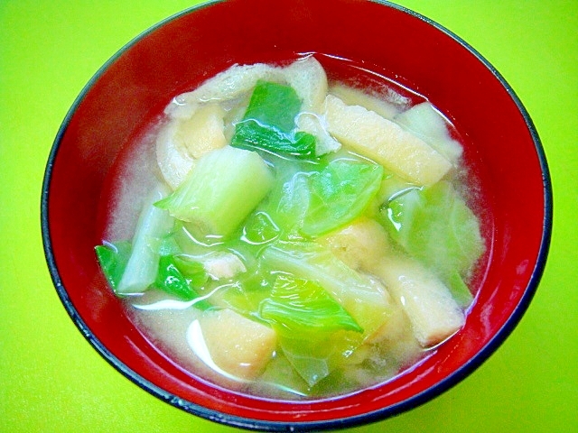 チンゲン菜とキャベツ油揚げの味噌汁