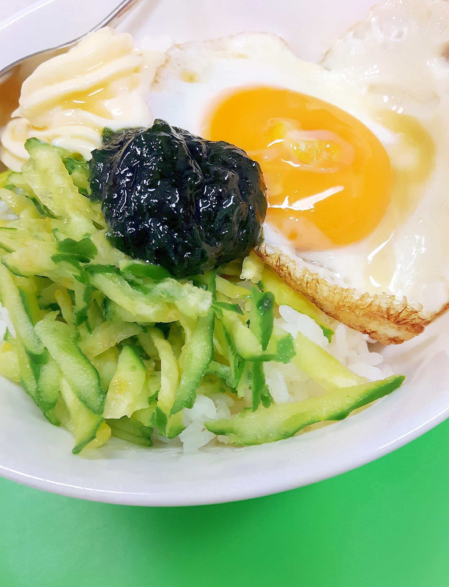 簡単！(^^)目玉焼きとキュウリのマヨ海苔丼♪