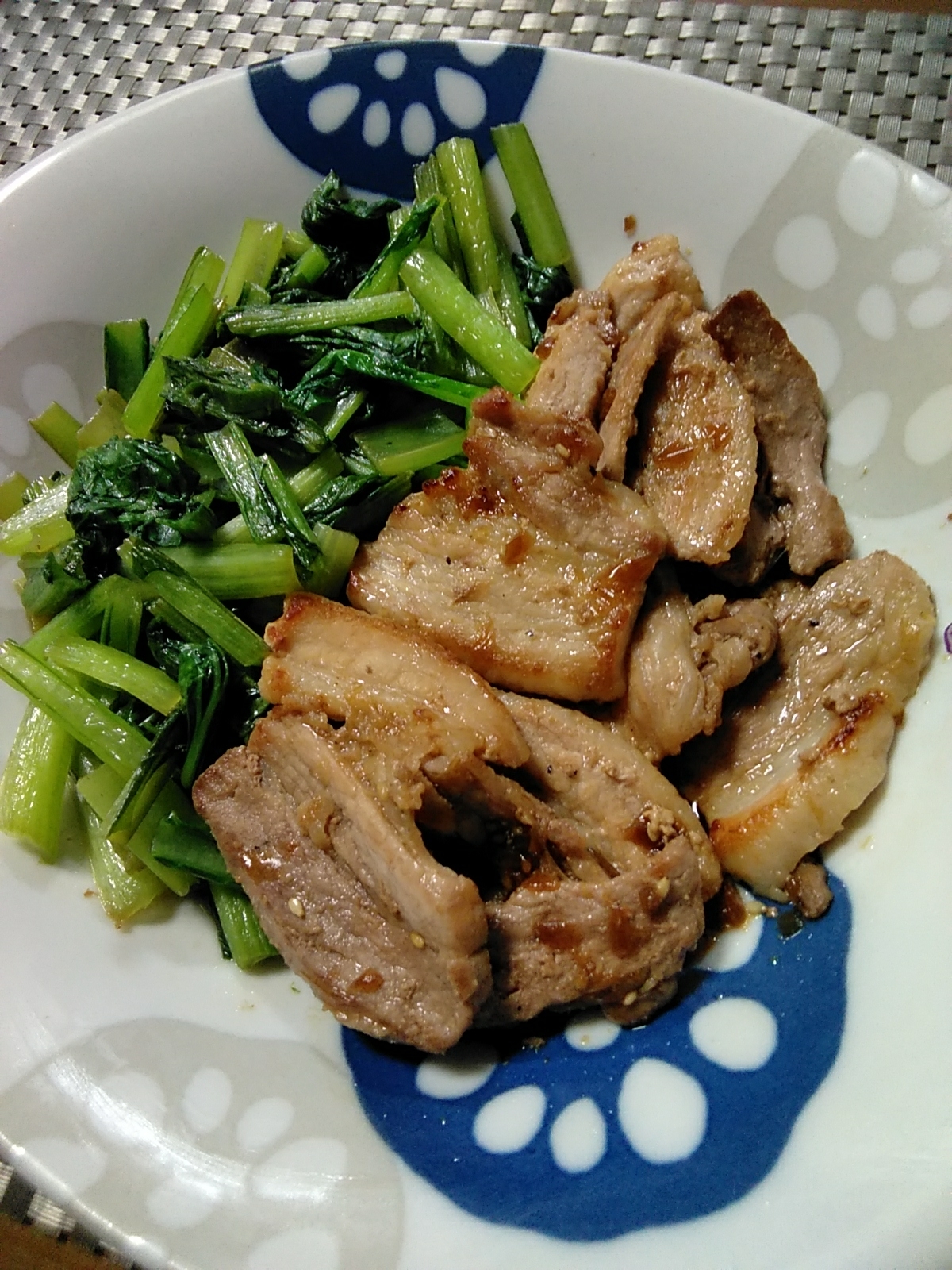 厚切りバラ肉の焼き肉と小松菜添え(ヤンニョン風)