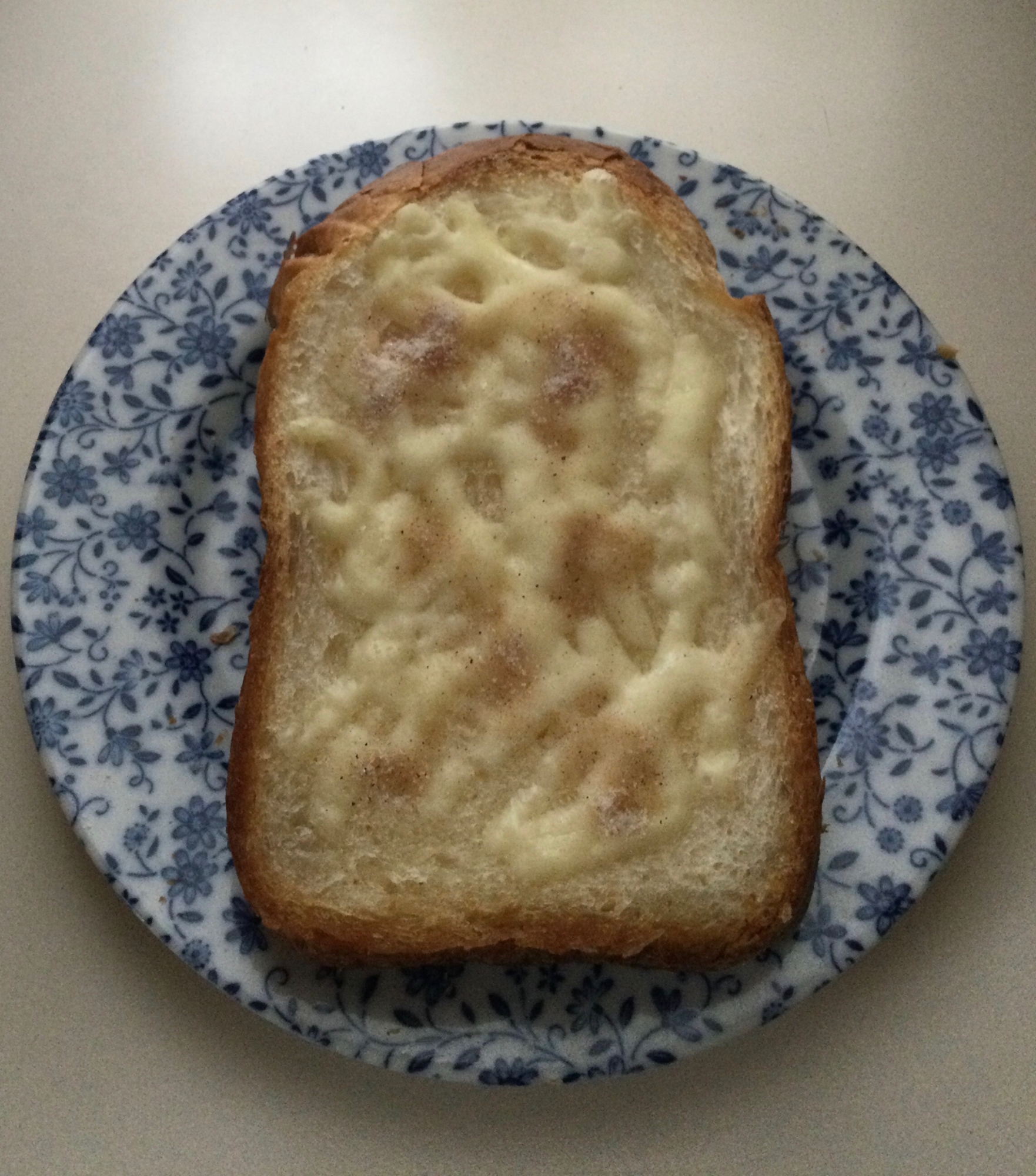 ココナッツ風味のチーズとシナモンシュガーのトースト