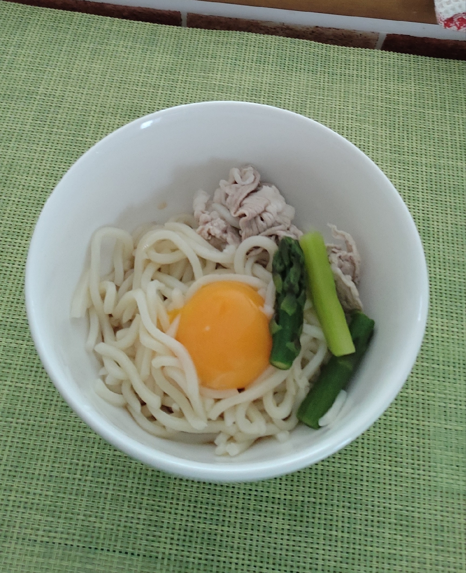 アスパラと豚しゃぶの釜玉うどん