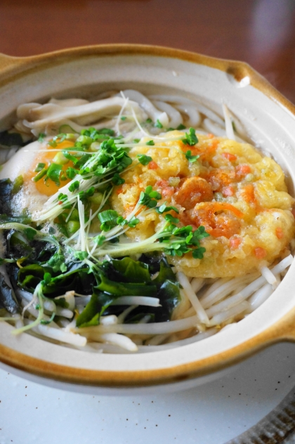 簡単♪たっぷりワカメと半熟たまごの鍋焼きうどん