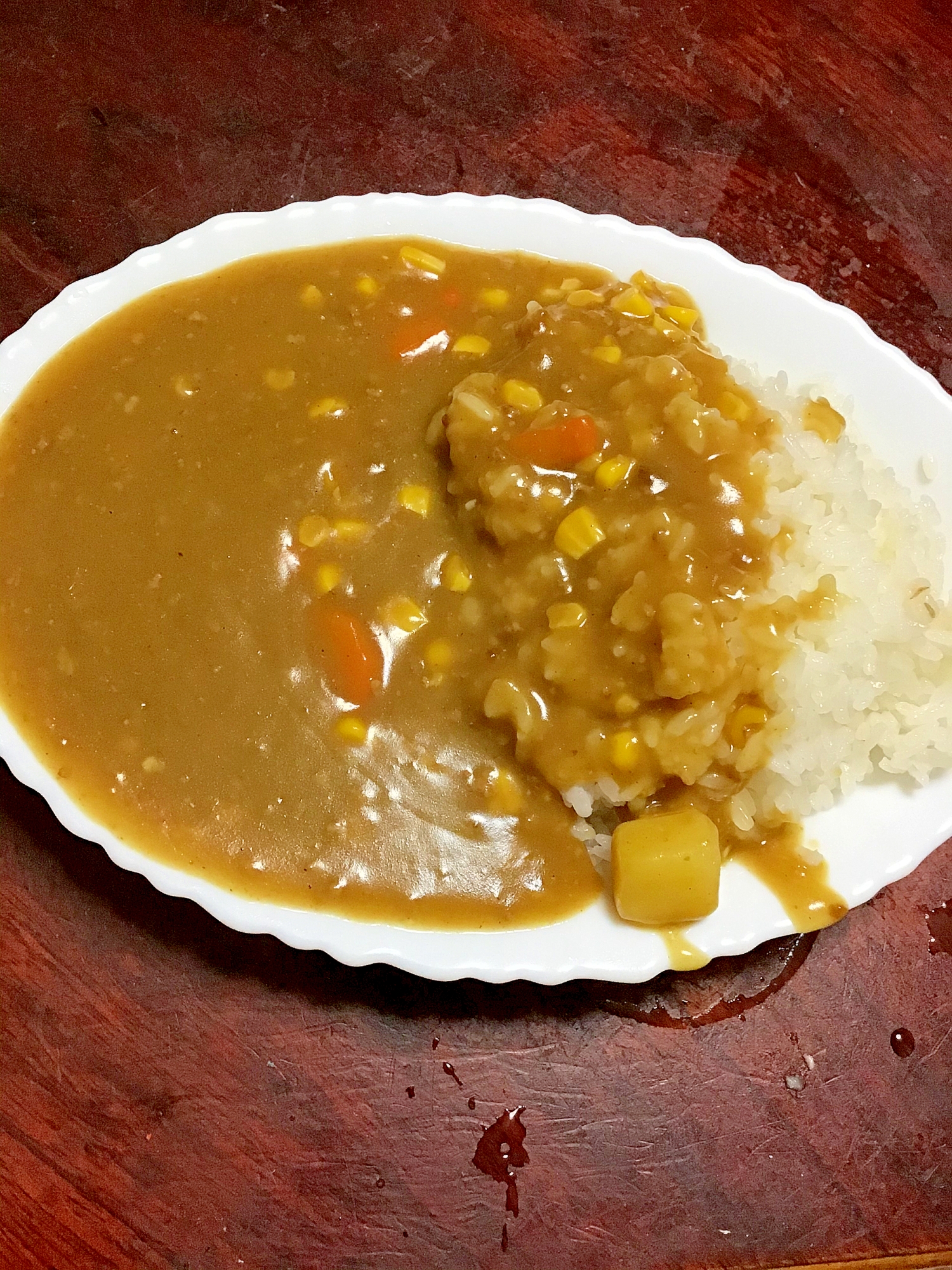 豚ひき肉と人参とトウモロコシとジャガイモのカレー。