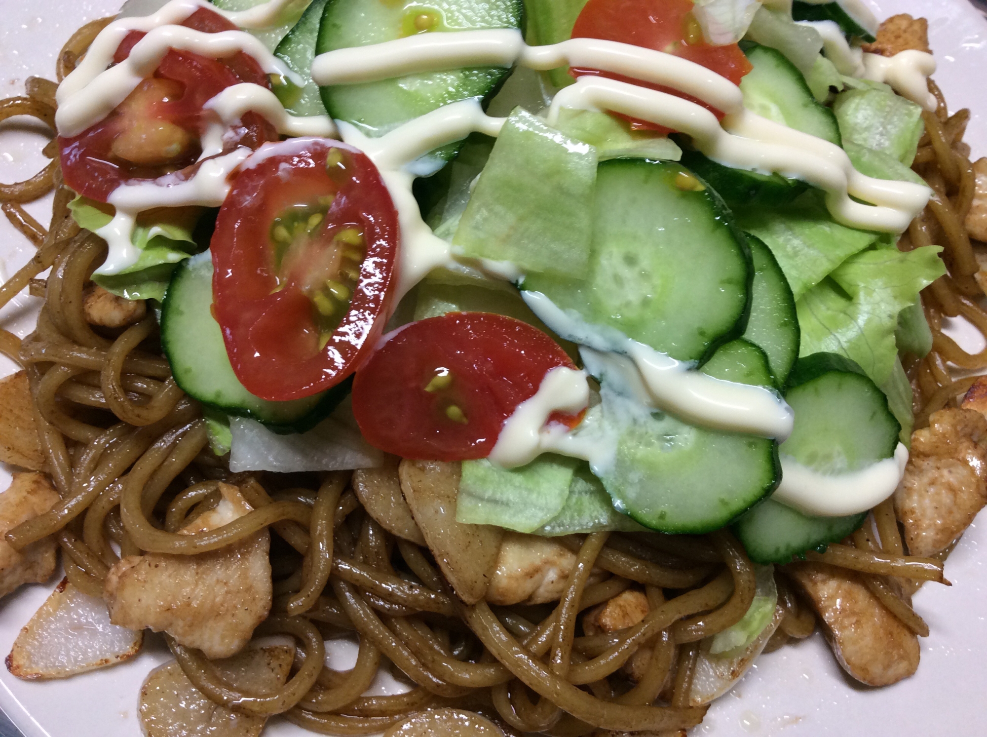 鶏肉とにんにくと生野菜の焼きそば