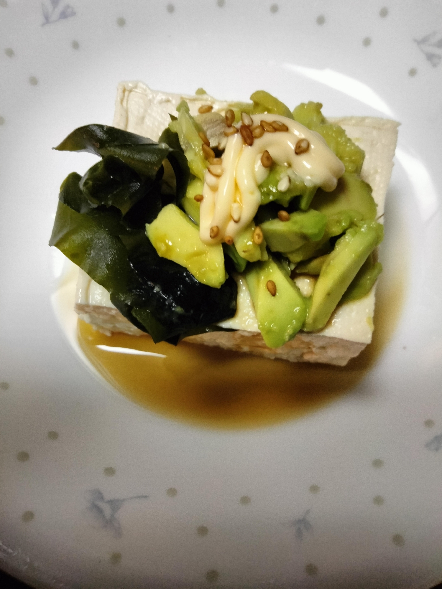 冷奴アレンジ アボカドわかめのせて マヨポンかけて