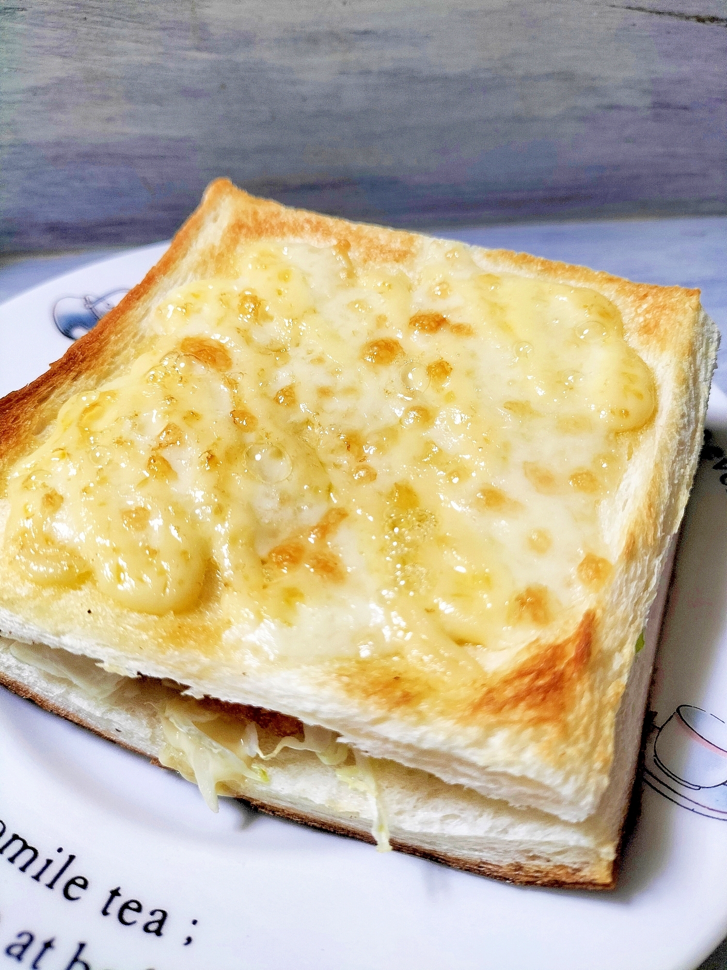 クリームチーズ&コロッケの厚切りチーズトースト