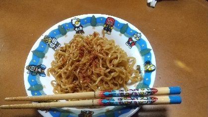 お恥ずかしながら参考にさせて頂きちび用に作った焼きそばがこちらです。(泣)