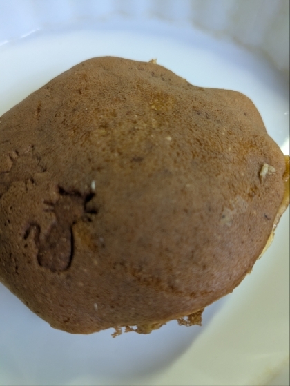 銅の卵焼き器をお使いになるとあったので、使ってみました。丸く焼くのは訓練がいるようですが、焼き色のつき方がフライパンとはまるで違って驚きました。
