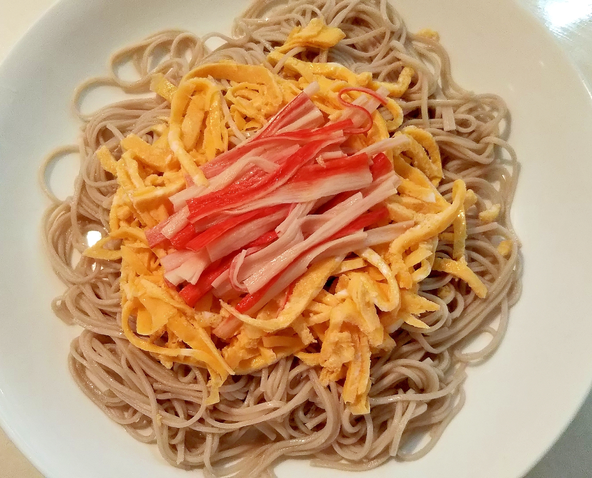 鮮やか　カニカマと錦糸卵の蕎麦