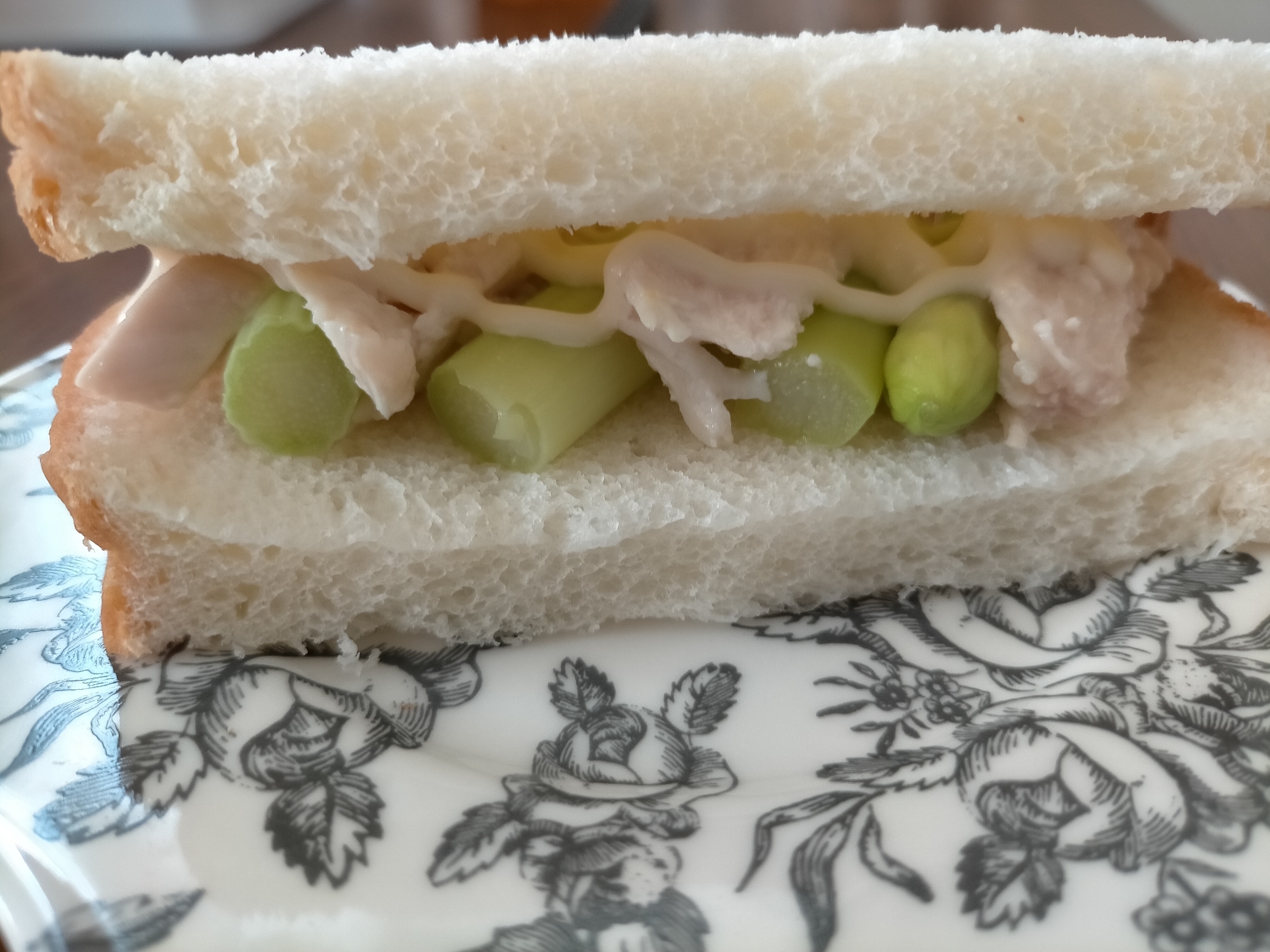 アスパラとサラダチキンのサンドイッチ