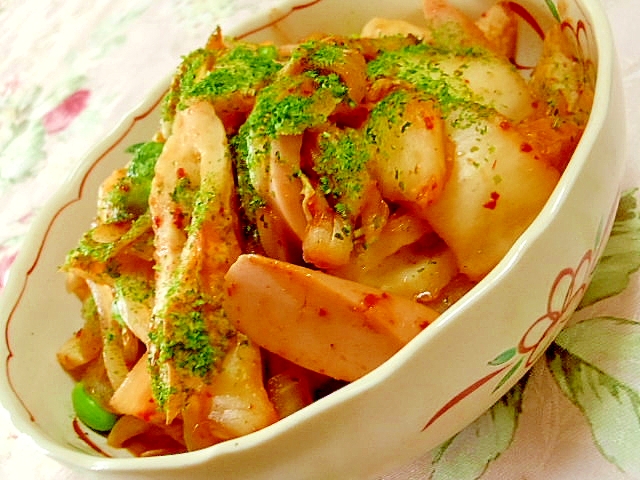 白い器に盛り付けた玉ねぎと魚肉ソーセージのキムチ炒め