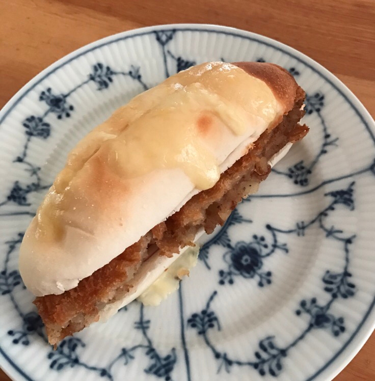 紫玉ねぎサラダとコロッケのチーズ焼きサンド