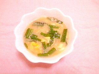 ニラと玉葱の豆乳かきたま味噌スープ
