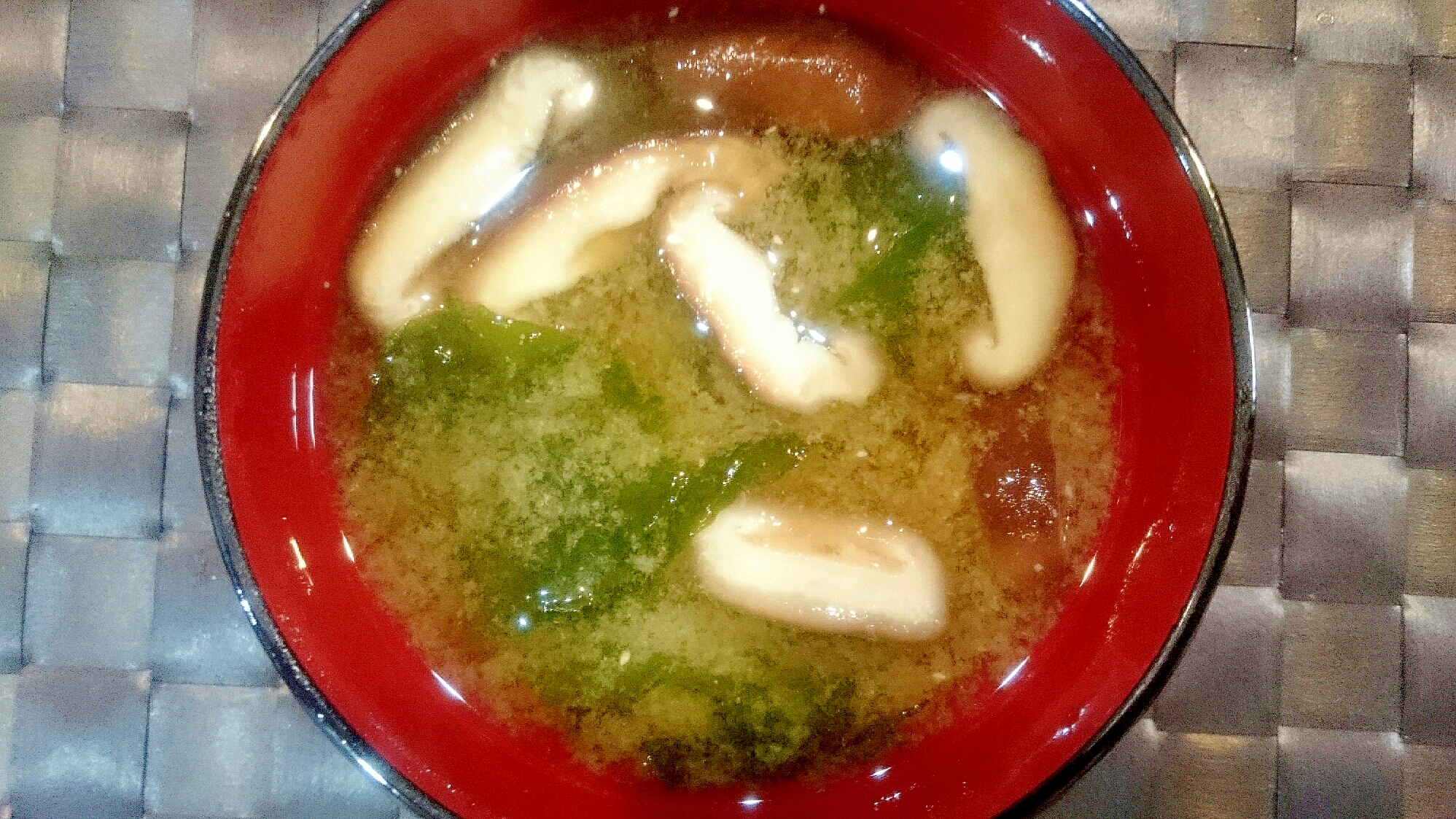 椎茸とわかめのお味噌汁