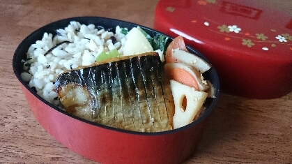 魚は冷凍しておくことがおおいので、そのまま焼いてもオッケーなのは助かります！ベタつかず、皮もパリッと焼き上がりました♪鯖っておいしー！(*´∇｀*)