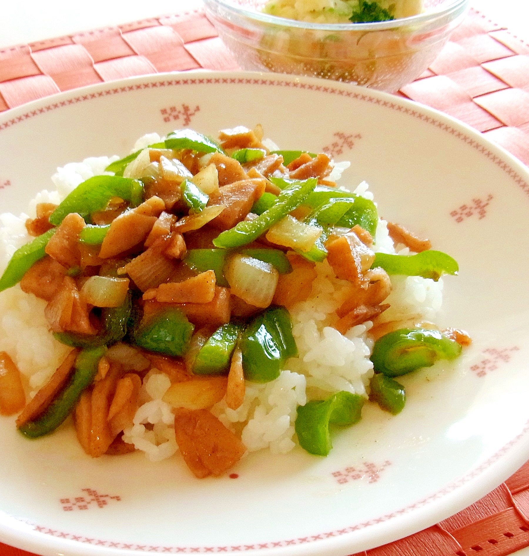 ソーセージとピーマン炒めのせご飯