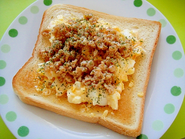 鶏そぼろと卵のトースト