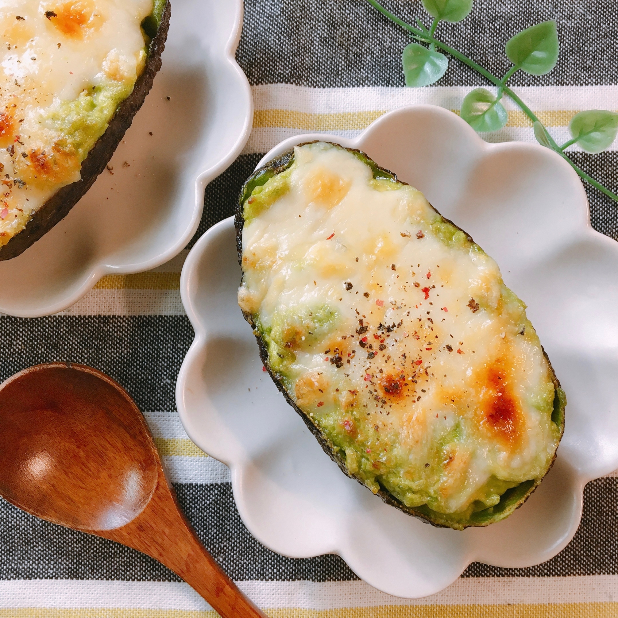 混ぜて焼くだけ簡単♡アボカドグラタン